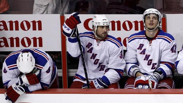 Zklamaní hokejisté Rangers po zápase ve Philadelphii Zklamaní hokejisté Rangers po zápase ve Philadelphii