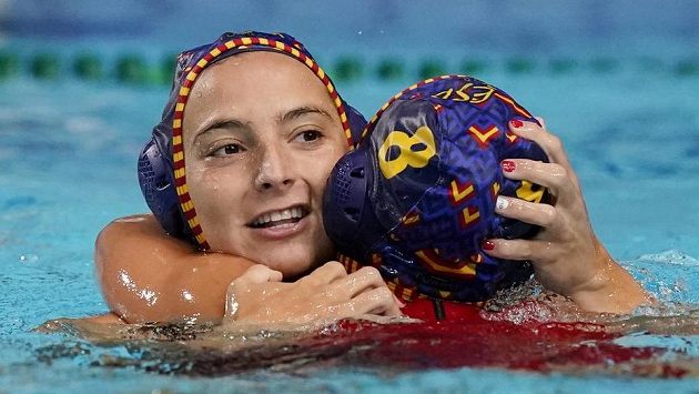 Španělské vodní pólistky Roser Aymerichová a Pili Penaová oslavují po výhře Jihoafrickou republikou na olympijských hrách v Tokiu. Španělské vodní pólistky Roser Aymerichová a Pili Penaová oslavují po výhře Jihoafrickou republikou na olympijských hrách v Tokiu.