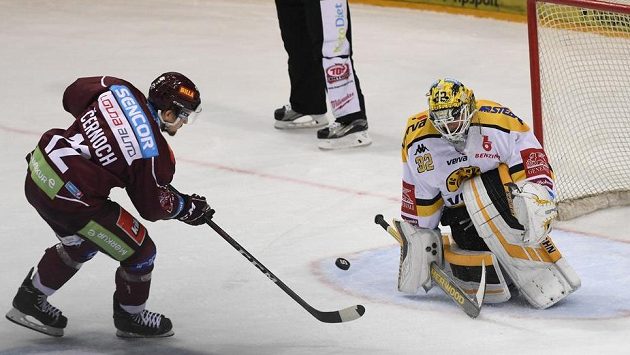 Jiří Černoch ze Sparty před brankářem Litvínova Jaroslavem Janusem. Jiří Černoch ze Sparty před brankářem Litvínova Jaroslavem Janusem.