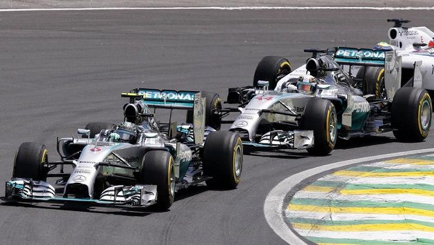Lewis Hamilton (vzadu) má k titulu blíž, Nico Rosberg (vpředu) ale není bez šance. Lewis Hamilton (vzadu) má k titulu blíž, Nico Rosberg (vpředu) ale není bez šance.
