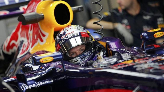 Německý pilot Sebastian Vettel, již jistý mistr světa v seriálu formule 1, zajel nejrychlejší čas v pátečních trénincích na Velkou cenu Abú Zabí. Německý pilot Sebastian Vettel, již jistý mistr světa v seriálu formule 1, zajel nejrychlejší čas v pátečních trénincích na Velkou cenu Abú Zabí.