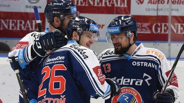 Hokejisté Vítkovic zleva Roman Szturc, David Květoň a Marek Hrbas se radují z gólu. Hokejisté Vítkovic zleva Roman Szturc, David Květoň a Marek Hrbas se radují z gólu.