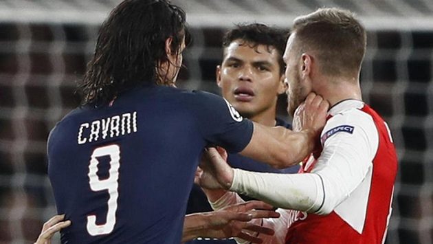 Útočník Edinson Cavani v potyčce s Aaronem Ramseym z Arsenalu. V pozadí přihlíží další hráč PSG Thiago Silva. Útočník Edinson Cavani v potyčce s Aaronem Ramseym z Arsenalu. V pozadí přihlíží další hráč PSG Thiago Silva.
