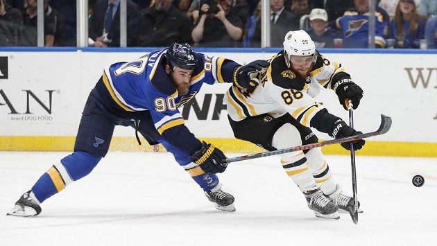 Centr St. Louis Blues Ryan O'Reilly svádí souboj o puk s pravým křídelníkem Bostonu Bruins Davidem Pastrňákem během čtvrtého zápasu finálové série NHL. Centr St. Louis Blues Ryan O'Reilly svádí souboj o puk s pravým křídelníkem Bostonu Bruins Davidem Pastrňákem během čtvrtého zápasu finálové série NHL.