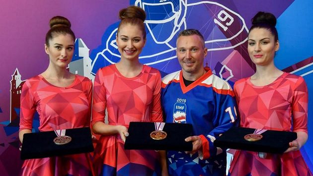 Organizátoři mistrovství světa v hokeji představili v Bratislavě medaile pro tři nejlepší týmy MS. Cenným kovům dominují postava hokejisty a motiv slovenských hor. Organizátoři mistrovství světa v hokeji představili v Bratislavě medaile pro tři nejlepší týmy MS. Cenným kovům dominují postava hokejisty a motiv slovenských hor.