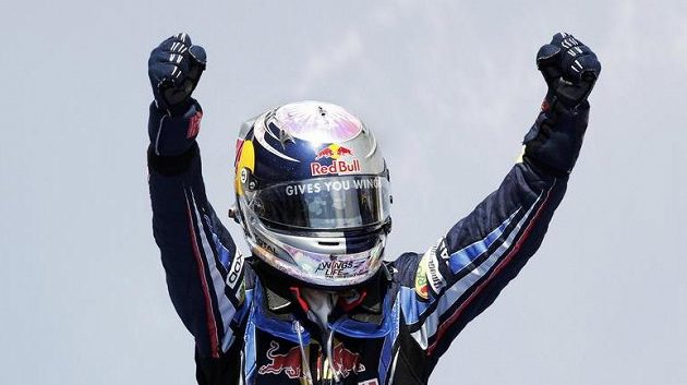 Sebastian Vettel se raduje z vítězství ve Valencii. Sebastian Vettel se raduje z vítězství ve Valencii.