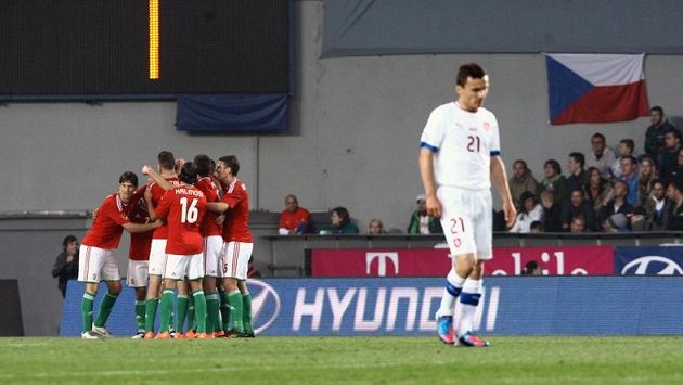 Fotbalisté Maďarska se radují z branky, kterou vstřelili na Letné Fotbalisté Maďarska se radují z branky, kterou vstřelili na Letné