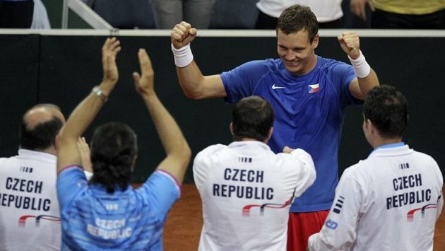 Tomáš Berdych (čelem) slaví s ostatními členy daviscupového týmu postup do semifinále Davis Cupu. Tomáš Berdych (čelem) slaví s ostatními členy daviscupového týmu postup do semifinále Davis Cupu.