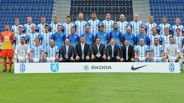 Fotbalisté Mladé Boleslavi s realizačním týmem před začátkem nové sezóny. Fotbalisté Mladé Boleslavi s realizačním týmem před začátkem nové sezóny.