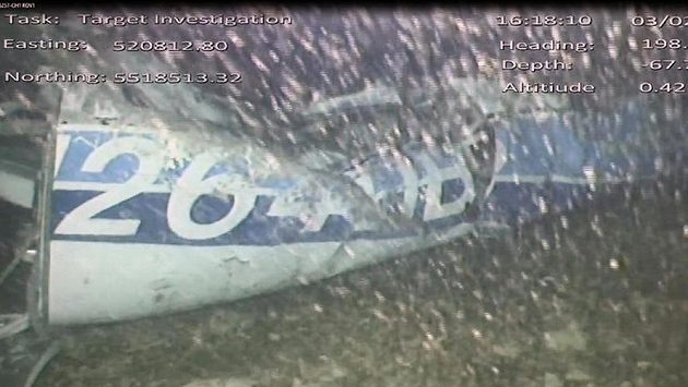 Záběry kamer z mořského dna ukazují nalezený vrak letadla, v němž cestoval argentinský fotbalista Emiliano Sala. Záběry kamer z mořského dna ukazují nalezený vrak letadla, v němž cestoval argentinský fotbalista Emiliano Sala.