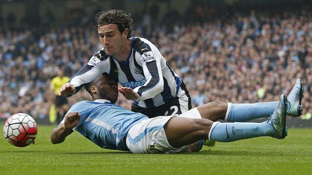 Universál Daryl Janmaat (nahoře) vypadl z nizozemské nominace před závěrem kvalifikace o EURO 2016. Universál Daryl Janmaat (nahoře) vypadl z nizozemské nominace před závěrem kvalifikace o EURO 2016.