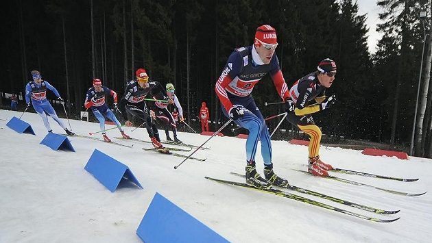 Světový pohár v běhu na lyžích v Novém Městě na Moravě. Vpředu Sergej Usťugov z Ruska. Světový pohár v běhu na lyžích v Novém Městě na Moravě. Vpředu Sergej Usťugov z Ruska.