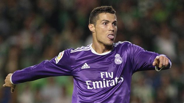 Cristiano Ronaldo slaví svoji trefu do sítě Betisu Sevilla. Cristiano Ronaldo slaví svoji trefu do sítě Betisu Sevilla.