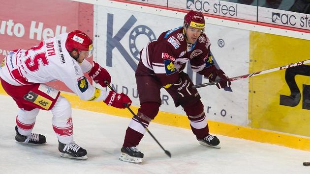 Vladimír Roth z Třince (vlevo) v souboji s Lukášem Pechem ze Sparty. Vladimír Roth z Třince (vlevo) v souboji s Lukášem Pechem ze Sparty.
