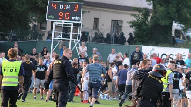 Po pohárovém utkání v Rýmařově vtrhli fanoušci Baníku na hrací plochu. Zasahovat musela policie. Po pohárovém utkání v Rýmařově vtrhli fanoušci Baníku na hrací plochu. Zasahovat musela policie.