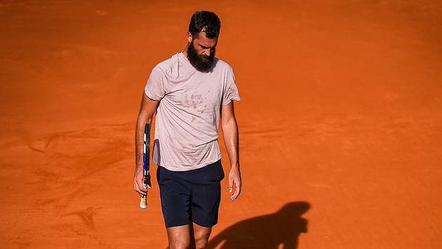 Francouzský tenista Benoit Paire na turnaji v Buenos Aires opět neudržel nervy na uzdě. Francouzský tenista Benoit Paire na turnaji v Buenos Aires opět neudržel nervy na uzdě.
