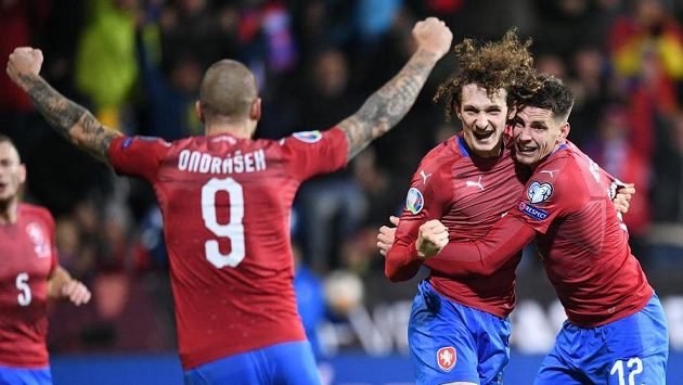 Alx Král (uprostřed) poté, co dal vyrovnávací gól českého týmu proti Kosovu. Vlevo Zdeněk Ondrášek, vprávo Lukáš Masopust. Alx Král (uprostřed) poté, co dal vyrovnávací gól českého týmu proti Kosovu. Vlevo Zdeněk Ondrášek, vprávo Lukáš Masopust.
