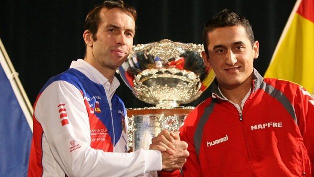 Nicolas Almagro si podává ruku před daviscupovým finále v roce 2012 Nicolas Almagro si podává ruku před daviscupovým finále v roce 2012