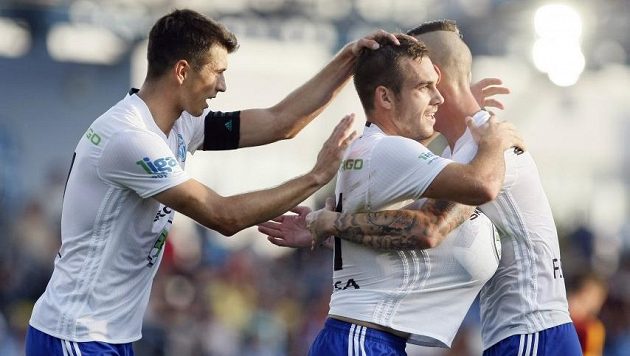 Mladoboleslavský spasitel Stanislav Klobása (uprostřed) se raduje z gólu. Mladoboleslavský spasitel Stanislav Klobása (uprostřed) se raduje z gólu.