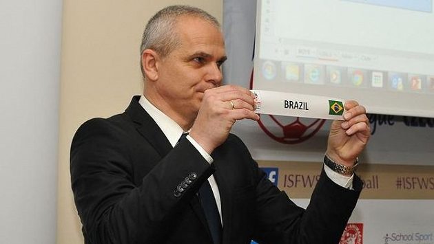 Vítězslav Lavička vylosoval českým chlapcům za soupeře i Brazílii. Vítězslav Lavička vylosoval českým chlapcům za soupeře i Brazílii.