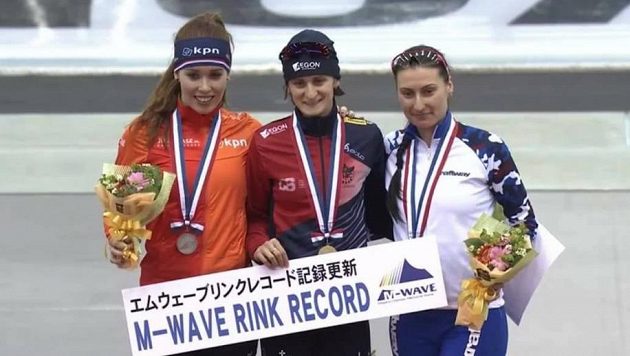 Martina Sáblíková (uprostřed) po triumfu na 3000 m při SP v Naganu. Vlevo stříbrná Antoinette de Jongová z Nizozemska, vpravo bronzová Ruska Anna Jurakovová. Martina Sáblíková (uprostřed) po triumfu na 3000 m při SP v Naganu. Vlevo stříbrná Antoinette de Jongová z Nizozemska, vpravo bronzová Ruska Anna Jurakovová.