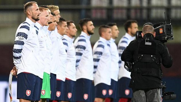 Nově složený český tým před utkáním Ligy národů se Skotskem v Olomouci. První zleva kapitán Roman Hubník. Nově složený český tým před utkáním Ligy národů se Skotskem v Olomouci. První zleva kapitán Roman Hubník.