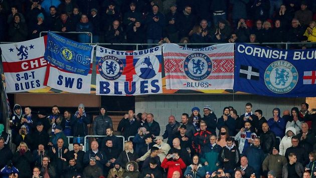 Příznivci Chelsea na stadionu Slavie v Edenu. Příznivci Chelsea na stadionu Slavie v Edenu.