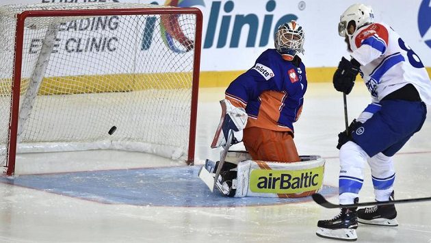 Peter Mueller z Brna (vpravo) dává gól, vlevo je překonaný brankář Christian Heljanko. Peter Mueller z Brna (vpravo) dává gól, vlevo je překonaný brankář Christian Heljanko.