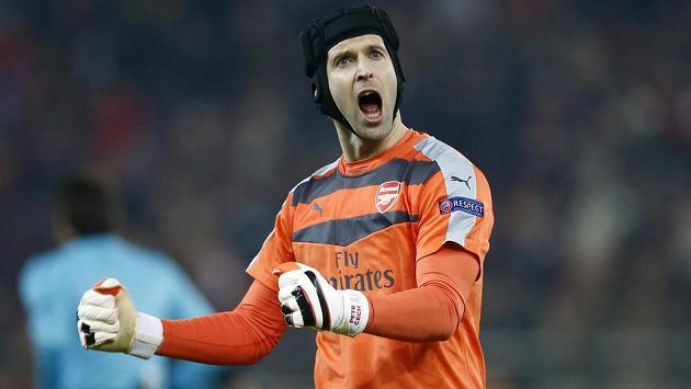 Brankář Petr Čech jásá poté po výhře Arsenalu 3:0 v Pireu a postupu londýnského celku do osmifinále Ligy mistrů. Brankář Petr Čech jásá poté po výhře Arsenalu 3:0 v Pireu a postupu londýnského celku do osmifinále Ligy mistrů.