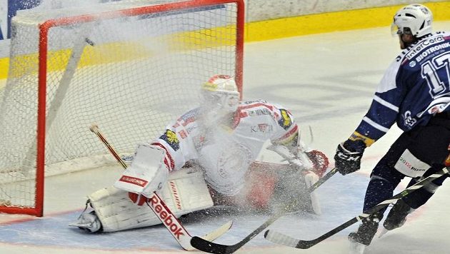 Plzeňský hrdina Ján Sýkora střílí svůj úvodní gól třineckému brankáři Petru Hamerlíkovi. Plzeňský hrdina Ján Sýkora střílí svůj úvodní gól třineckému brankáři Petru Hamerlíkovi.