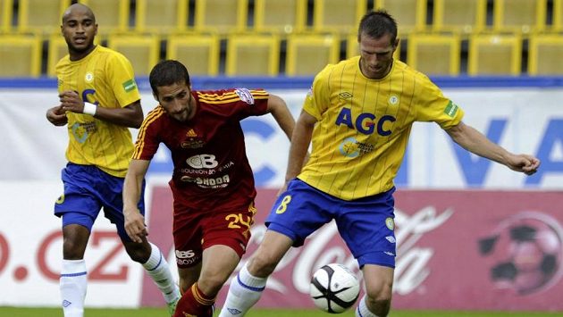 Uprostřed Petr Malý z Dukly, vlevo Nivaldo Santos Freitas Alves a vpravo Štěpán Vachoušek, oba z Teplic. Uprostřed Petr Malý z Dukly, vlevo Nivaldo Santos Freitas Alves a vpravo Štěpán Vachoušek, oba z Teplic.