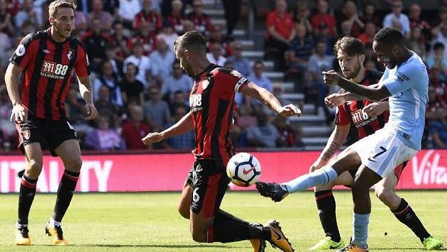 Záložník Manchesteru City Raheem Sterling střílí rozhodující branku proti Bournemouthu. Záložník Manchesteru City Raheem Sterling střílí rozhodující branku proti Bournemouthu.