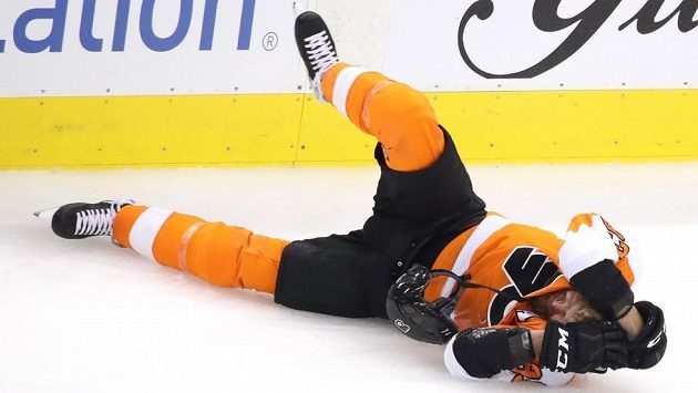 Český útočník Philadelphie Jakub Voráček se v bolestech svíjí na ledě po zásahu hokejkou do obličeje od krajana a zadáka Washingtonu Michala Kempného. Český útočník Philadelphie Jakub Voráček se v bolestech svíjí na ledě po zásahu hokejkou do obličeje od krajana a zadáka Washingtonu Michala Kempného.