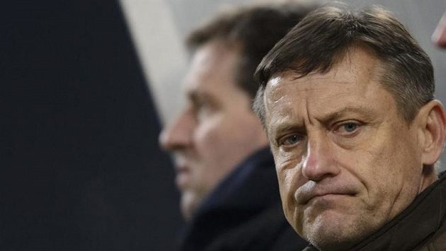 Trenéři Liberce Jiří Kotrba, za ním jeho kolega Josef Csaplár. Oba dostali v pondělí padáka. Trenéři Liberce Jiří Kotrba, za ním jeho kolega Josef Csaplár. Oba dostali v pondělí padáka.