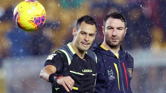 Rozhodčí Maurizio Mariani a Fabio Lucioni z Lecce při inspekci hřiště před utkáním italské ligy proti Cagliari. Rozhodčí Maurizio Mariani a Fabio Lucioni z Lecce při inspekci hřiště před utkáním italské ligy proti Cagliari.