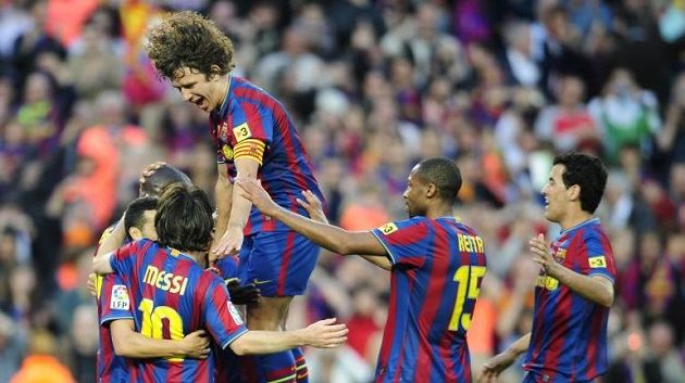 Radost fotbalistů Barcelony, kteří po vítěztví nad Valladolidem získali španělský titul. Radost fotbalistů Barcelony, kteří po vítěztví nad Valladolidem získali španělský titul.