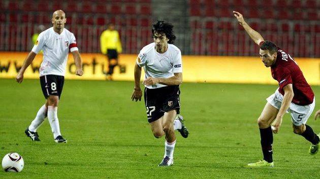 Jakub Podaný ze Sparty (vpravo) se pokouší zastavit Javiera Pastoreho z Palerma Jakub Podaný ze Sparty (vpravo) se pokouší zastavit Javiera Pastoreho z Palerma