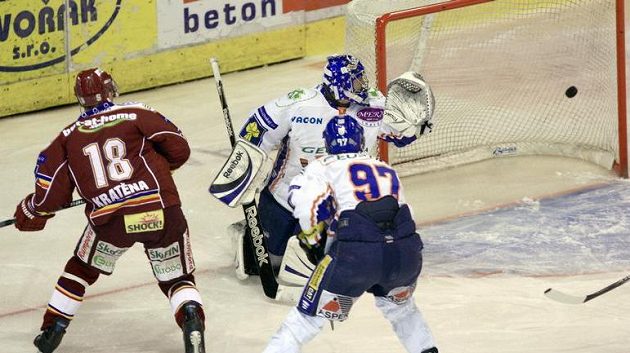 Ondřej Kratěna poprvé překonává kladenského gólmana Ondřej Kratěna poprvé překonává kladenského gólmana