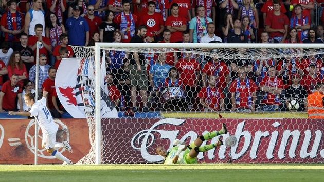Brněnský Milan Halaška překonává plzeňského brankáře Petra Bolka. Brněnský Milan Halaška překonává plzeňského brankáře Petra Bolka.