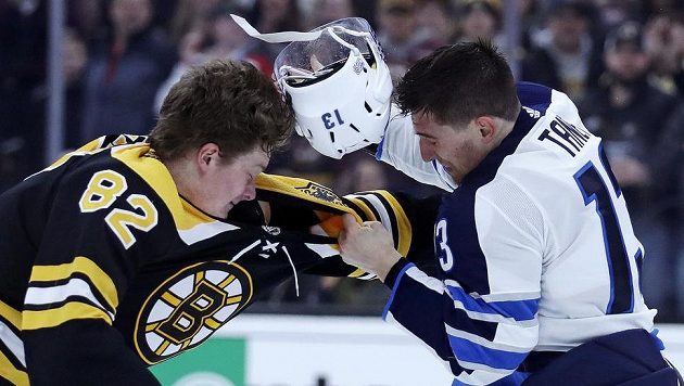 Bitka Trenta Fredericka a Brandona Taneva v utkání mezi Bostonem Bruins a Winnipegem Jets Bitka Trenta Fredericka a Brandona Taneva v utkání mezi Bostonem Bruins a Winnipegem Jets