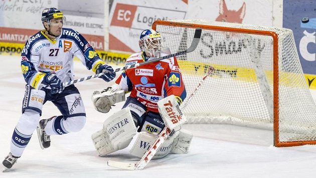 Peter Húževka z Vítkovic a brankář Pardubic Karel Vejmelka. Peter Húževka z Vítkovic a brankář Pardubic Karel Vejmelka.