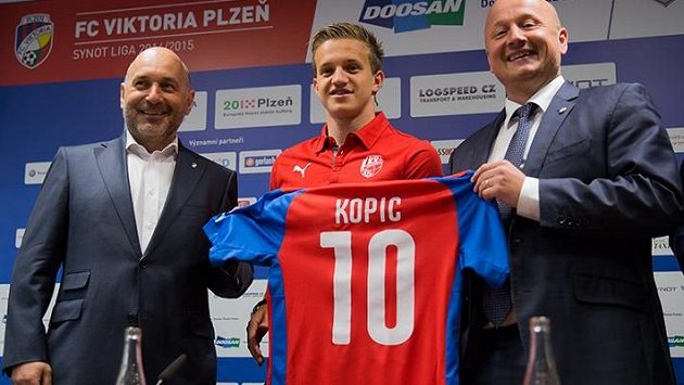 Jan Kopic už pózuje s plzeňskou desítkou. Vlevo je majitel Viktorie Tomáš Paclík a vpravo generální manažer Adolf Šádek. Jan Kopic už pózuje s plzeňskou desítkou. Vlevo je majitel Viktorie Tomáš Paclík a vpravo generální manažer Adolf Šádek.