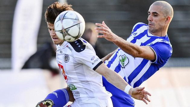 Zleva Petr Schwarz z Hradce Králové a Douglas Da Silva z Mladé Boleslavi. Zleva Petr Schwarz z Hradce Králové a Douglas Da Silva z Mladé Boleslavi.