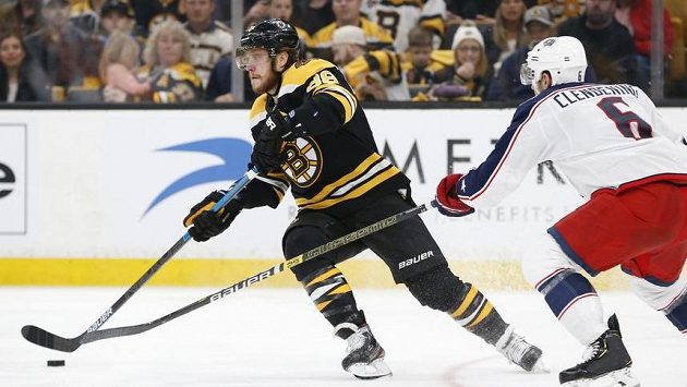 Pravé křídlo Bostonu Bruins David Pastrňák vede kotouč před obráncem Columbusu Blue Jackets Adamem Clendeningem během prvního zápasu druhého kola play off. Pravé křídlo Bostonu Bruins David Pastrňák vede kotouč před obráncem Columbusu Blue Jackets Adamem Clendeningem během prvního zápasu druhého kola play off.
