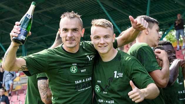 Peter Grajciar (vlevo) a Jan Matoušek oslavují postup Příbrami do první ligy. Slovenský záložník ji teď přišel zachraňovat jako Horváthův asistent. Peter Grajciar (vlevo) a Jan Matoušek oslavují postup Příbrami do první ligy. Slovenský záložník ji teď přišel zachraňovat jako Horváthův asistent.