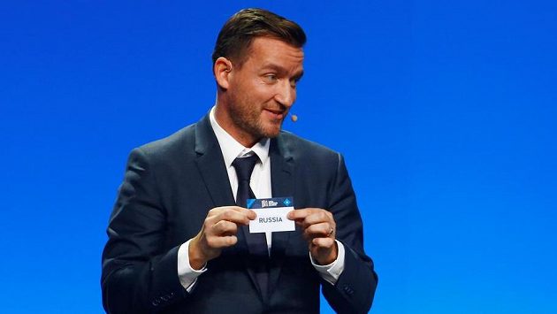 Bývalý český reprezentant Vladimír Šmicer při losování Ligy národů v Lausanne. Bývalý český reprezentant Vladimír Šmicer při losování Ligy národů v Lausanne.