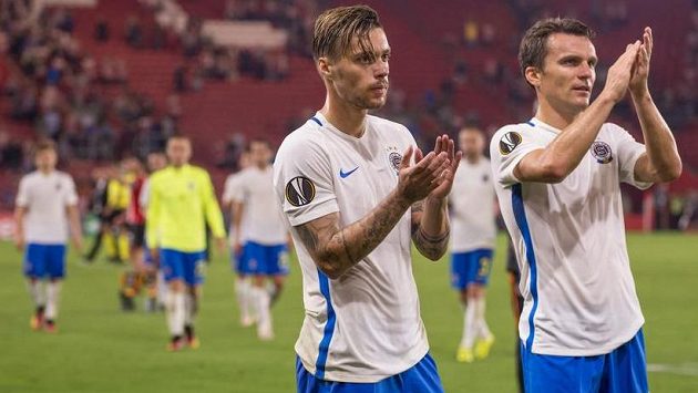 Fotbalisté Sparty Praha Václav Kadlec (vlevo) a David Lafata po prohraném utkání v Southamptonu. Fotbalisté Sparty Praha Václav Kadlec (vlevo) a David Lafata po prohraném utkání v Southamptonu.