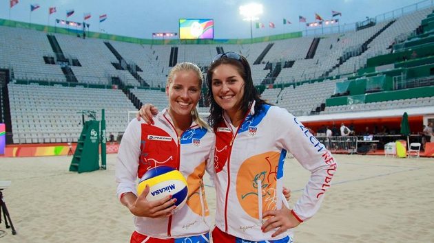 České beachvolejbalistky Markéta Skuková a Barbora Hermannová (vpravo) v dějišti olympijských her. České beachvolejbalistky Markéta Skuková a Barbora Hermannová (vpravo) v dějišti olympijských her.