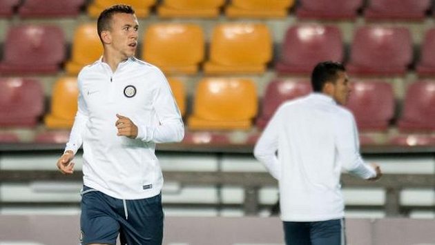Ivan Perišič (vlevo) ještě v barvách Interu Milán na archivním snímku během předzápasového tréninku před utkáním základní skupiny Evropské ligy se Spartou. Ivan Perišič (vlevo) ještě v barvách Interu Milán na archivním snímku během předzápasového tréninku před utkáním základní skupiny Evropské ligy se Spartou.