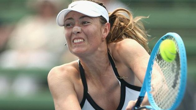Maria Šarapovová během zápasu s Němkou Laurou Siegemundovou Maria Šarapovová během zápasu s Němkou Laurou Siegemundovou